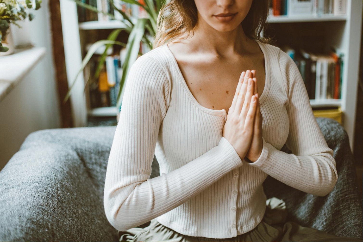 Närbild på fötter under gångmeditation på stig